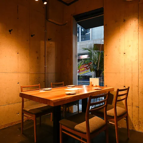 コンクリート打ちっぱなし × 無垢材